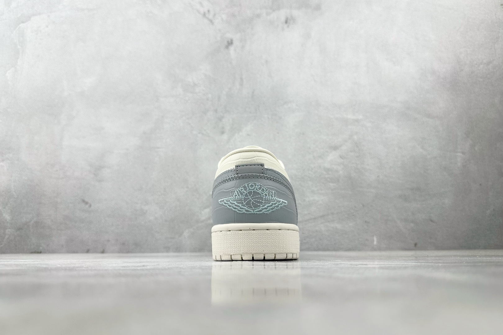 180 Jordan Air Jordan 1 low 白灰黑 IO2242-101