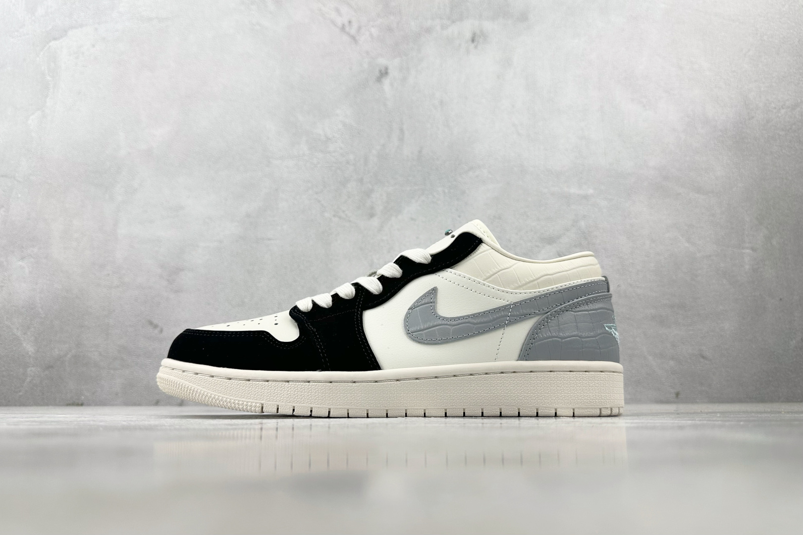 180 Jordan Air Jordan 1 low 白灰黑 IO2242-101