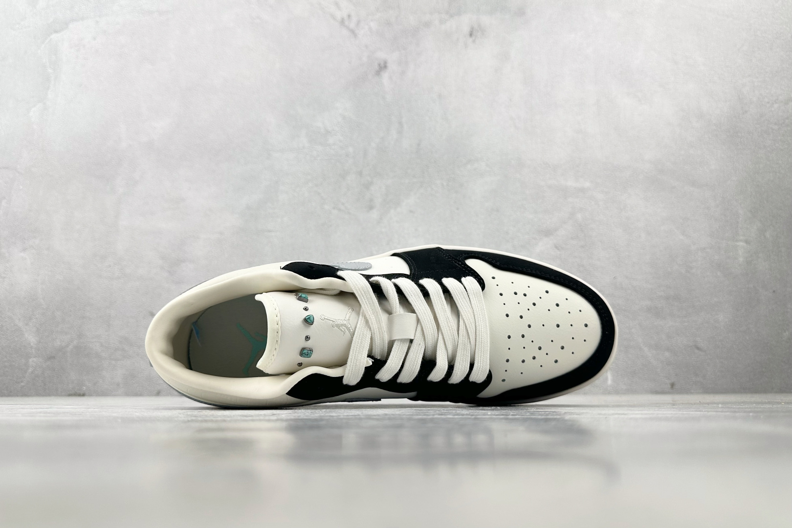 180 Jordan Air Jordan 1 low 白灰黑 IO2242-101