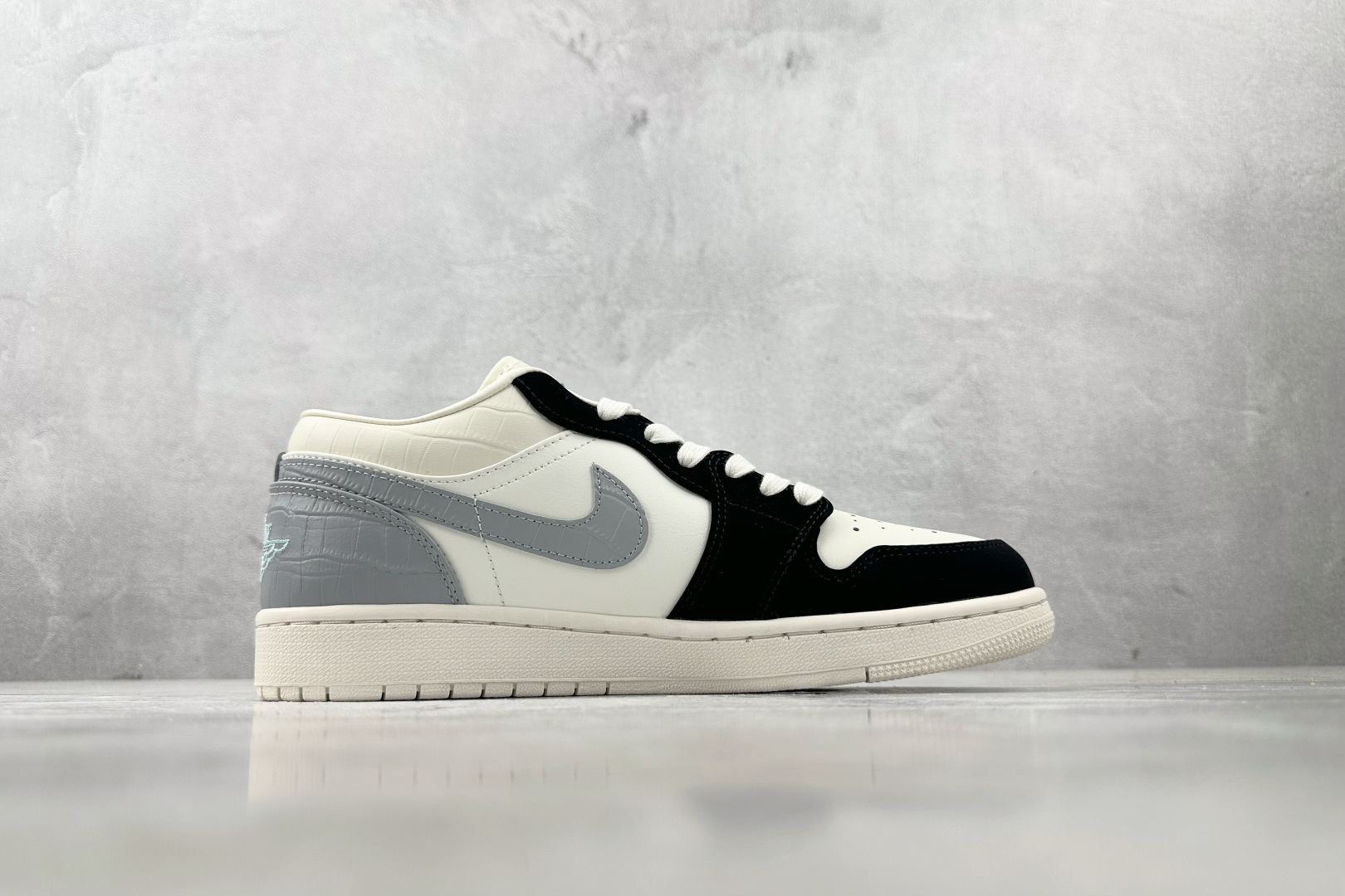 180 Jordan Air Jordan 1 low 白灰黑 IO2242-101
