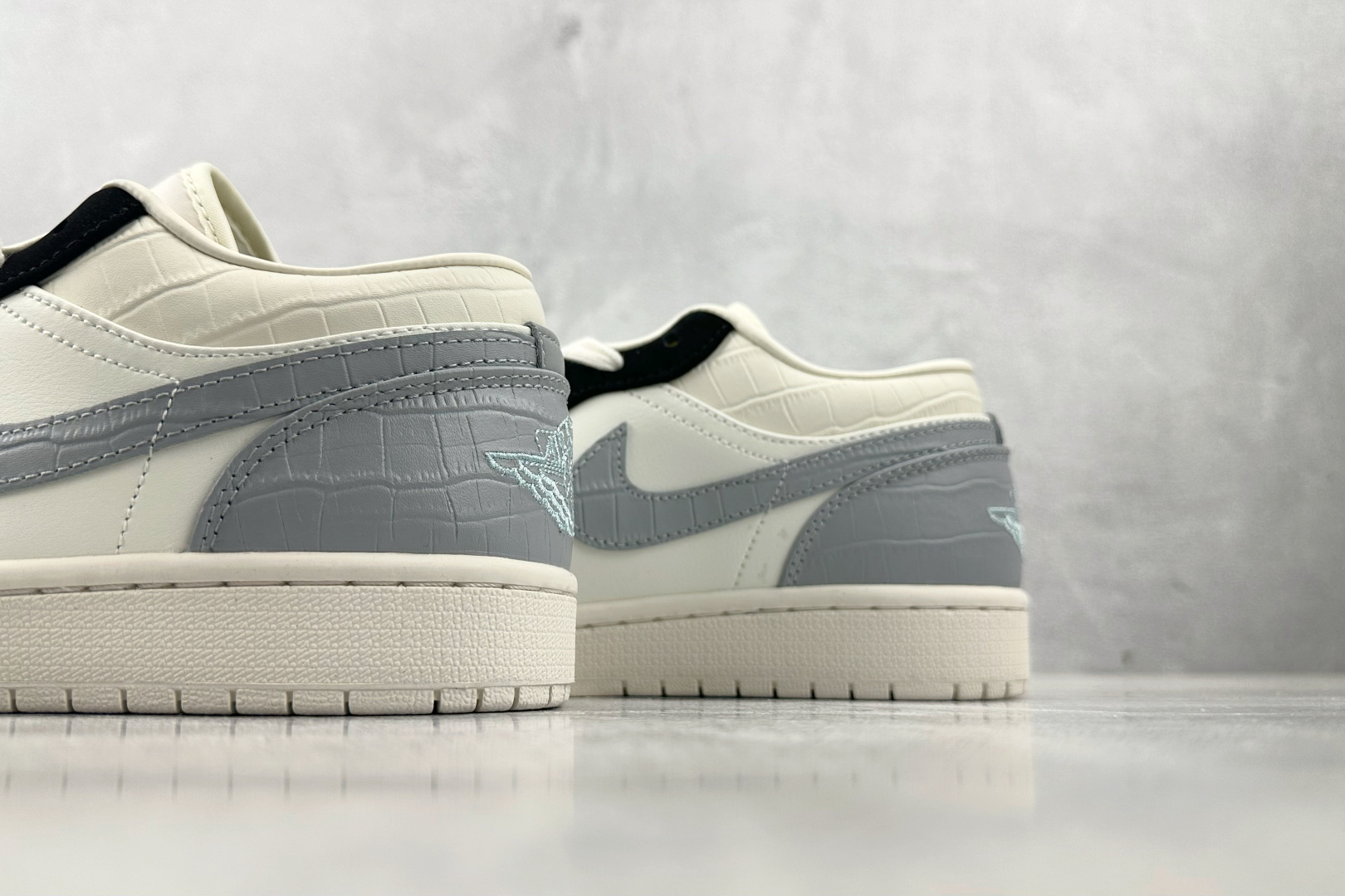 180 Jordan Air Jordan 1 low 白灰黑 IO2242-101