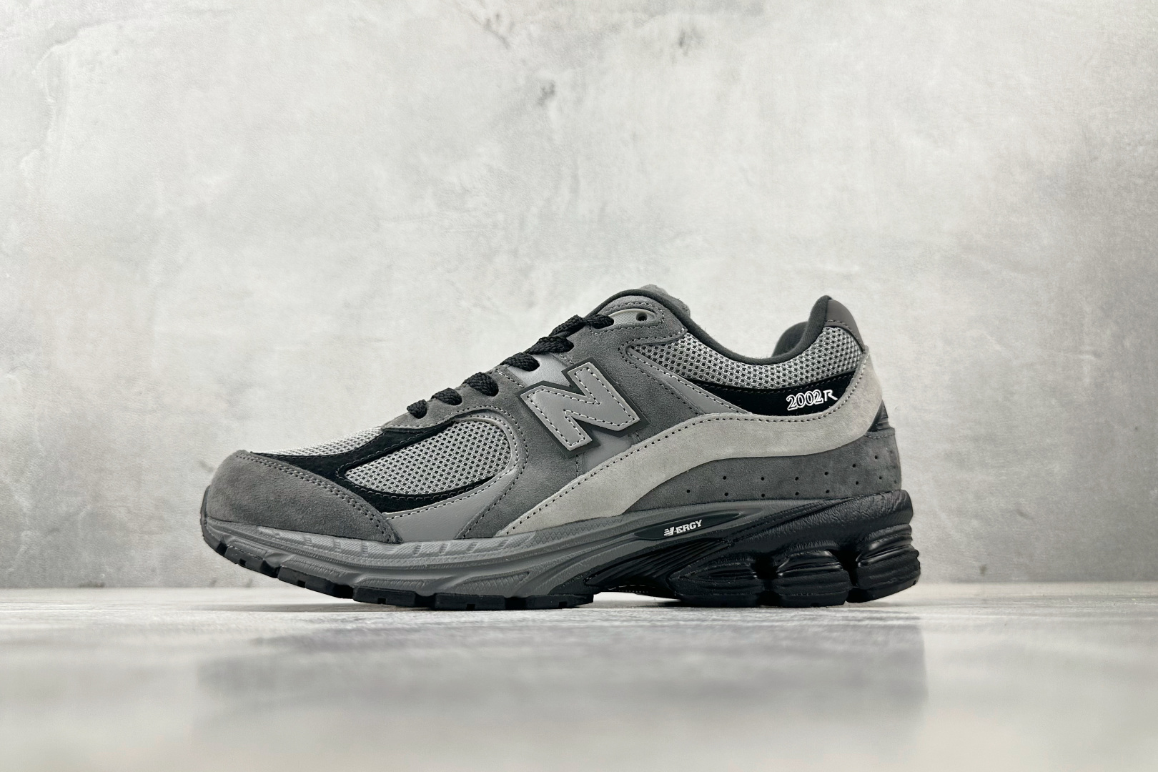 C 版 本地💰240
大厂出品 New Balance NB 2002R 灰色

货号：M2002RCL
尺码：36 36.5 37 38.5 39 40 40.5 41 42 42.5 43 44 44.5 45 46 46.5
编码：33