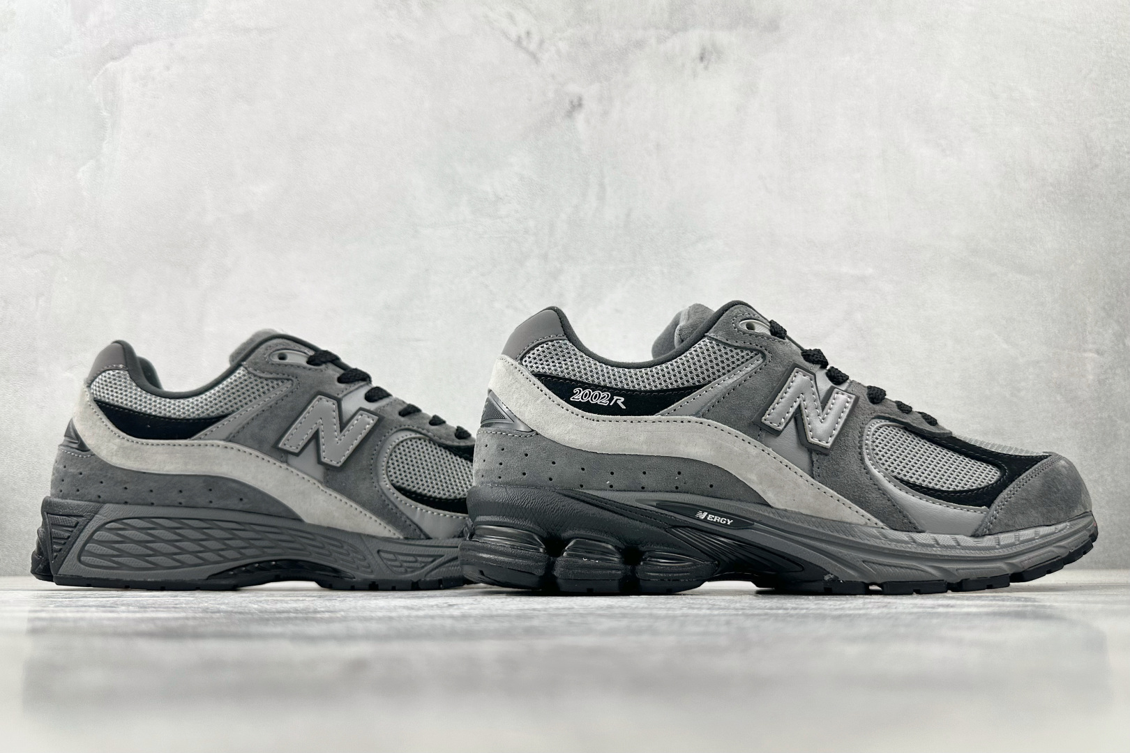 C 版 本地💰240
大厂出品 New Balance NB 2002R 灰色

货号：M2002RCL
尺码：36 36.5 37 38.5 39 40 40.5 41 42 42.5 43 44 44.5 45 46 46.5
编码：33