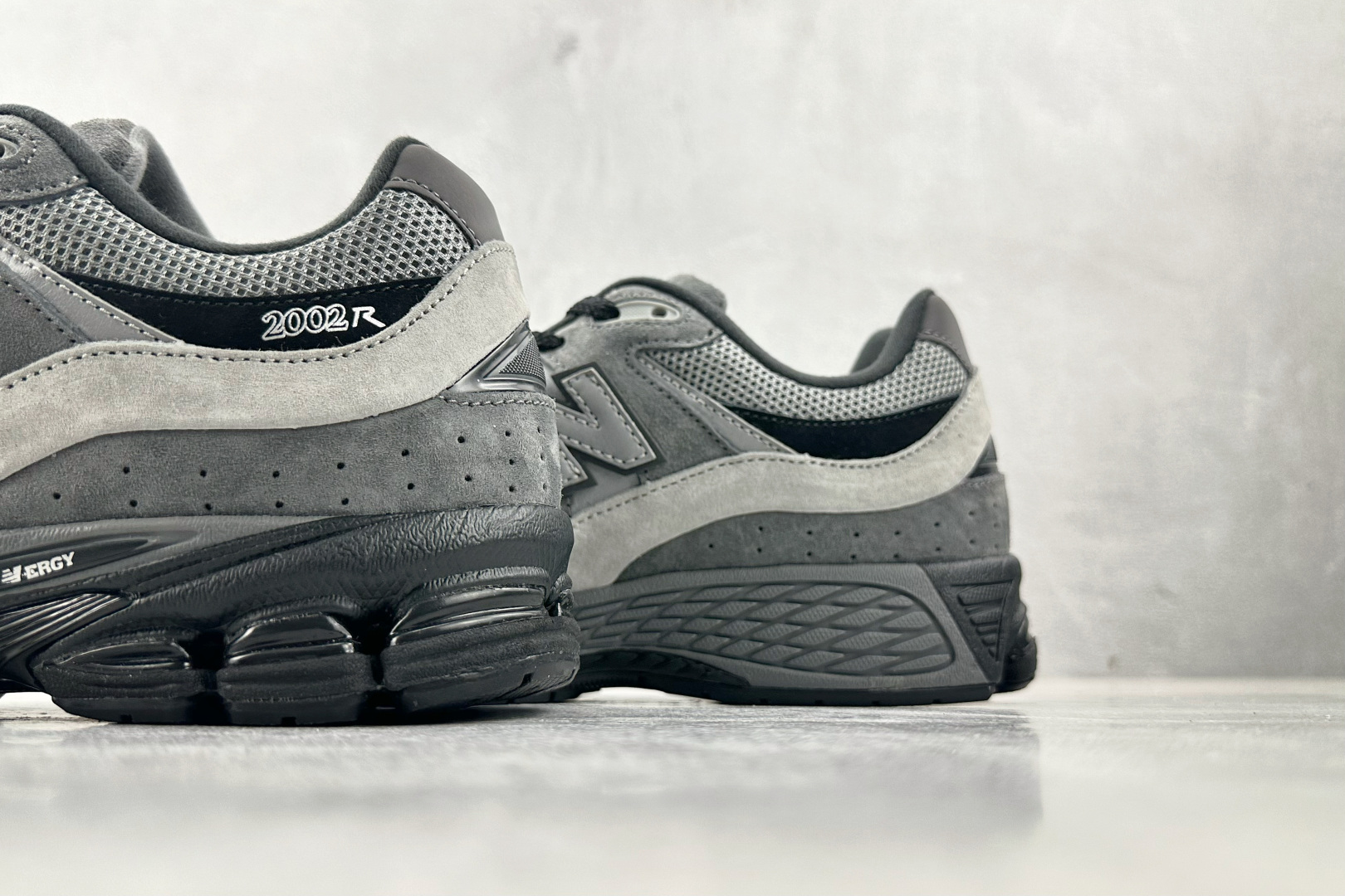 C 版 本地💰240
大厂出品 New Balance NB 2002R 灰色

货号：M2002RCL
尺码：36 36.5 37 38.5 39 40 40.5 41 42 42.5 43 44 44.5 45 46 46.5
编码：33