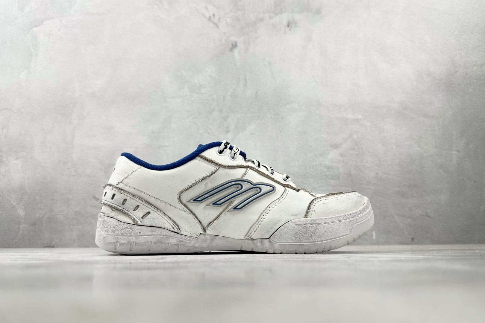 480 代购版 Balenciaga巴黎世家 Hamptons Worn-Out 白色 841765WCURB