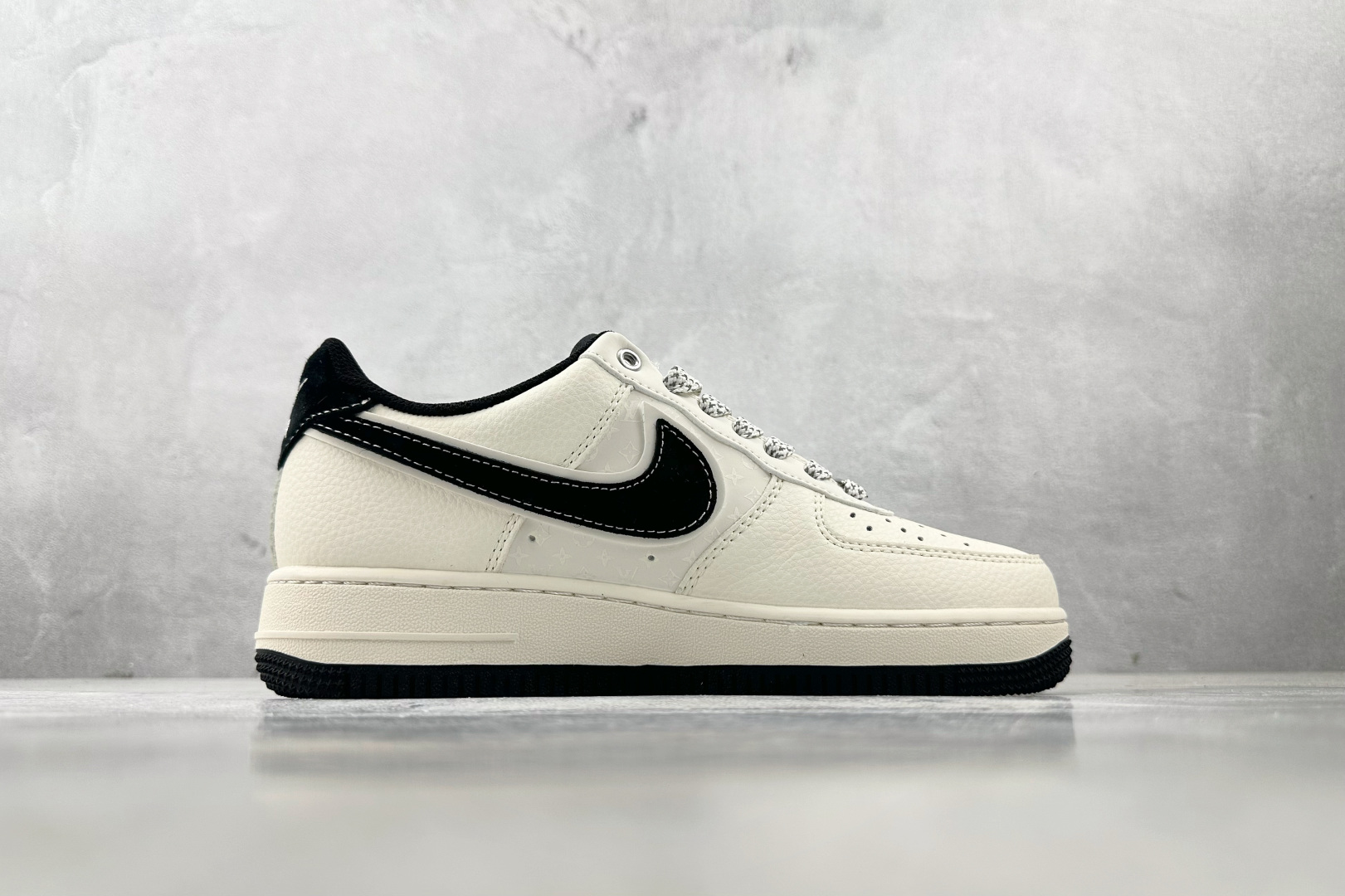 260 Nike Air Force 1'07 LV 联名 米白黑 YX5066-348