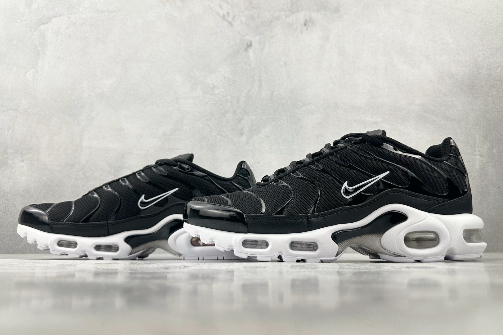 280 Nike Air Max Plus 黑白色 DM2362-001