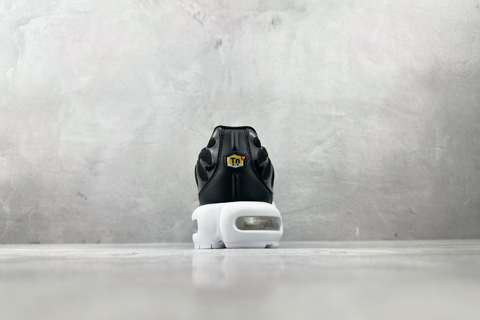 280 Nike Air Max Plus 黑白色 DM2362-001