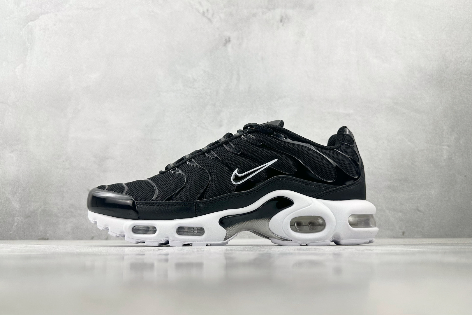 280 Nike Air Max Plus 黑白色 DM2362-001
