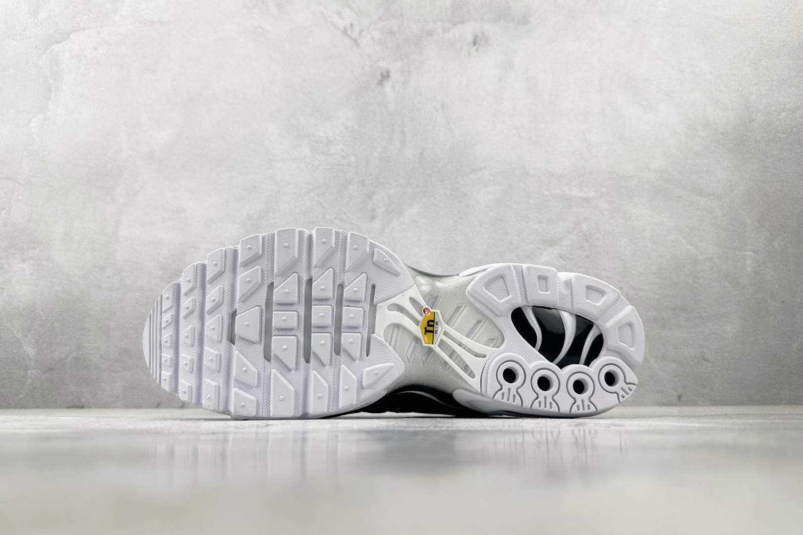 280 Nike Air Max Plus 黑白色 DM2362-001