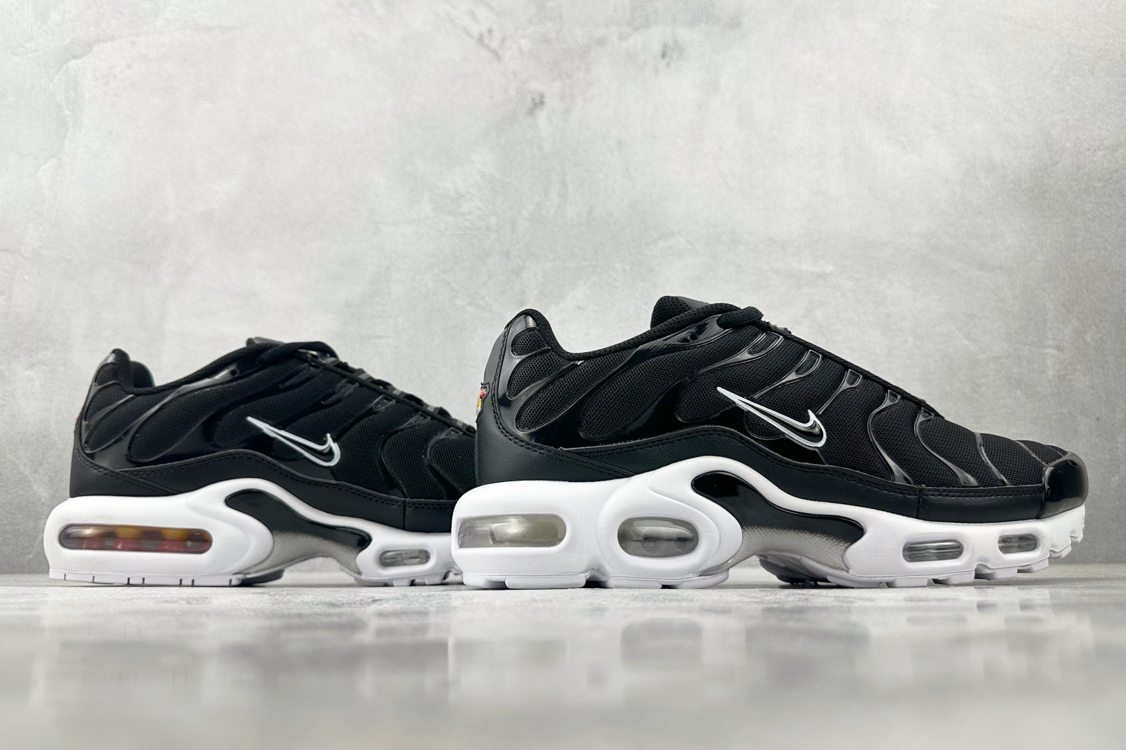 280 Nike Air Max Plus 黑白色 DM2362-001
