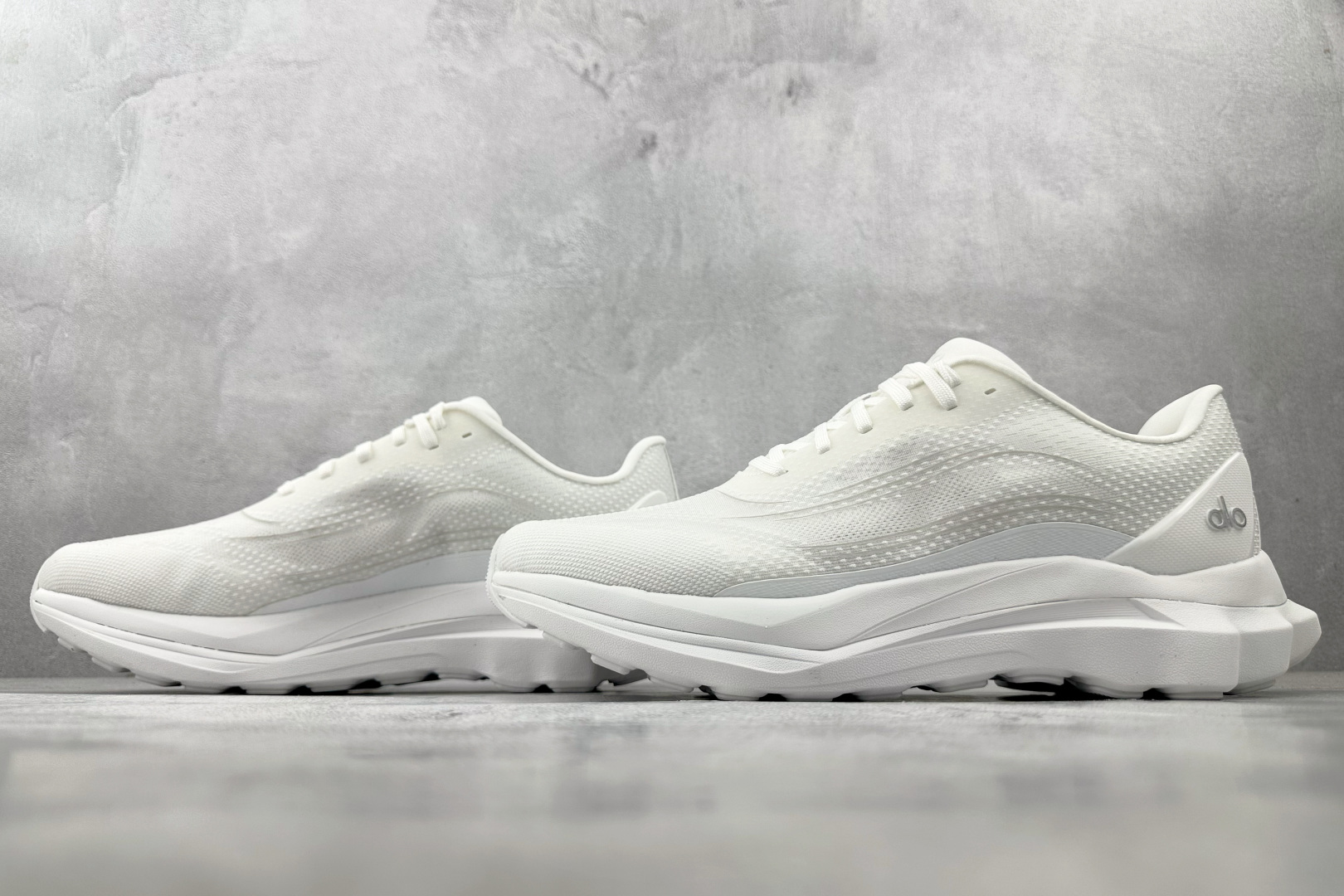 外贸专供 平台高端首选 alo yoga Alo Runner 白色 A0590U-White/White