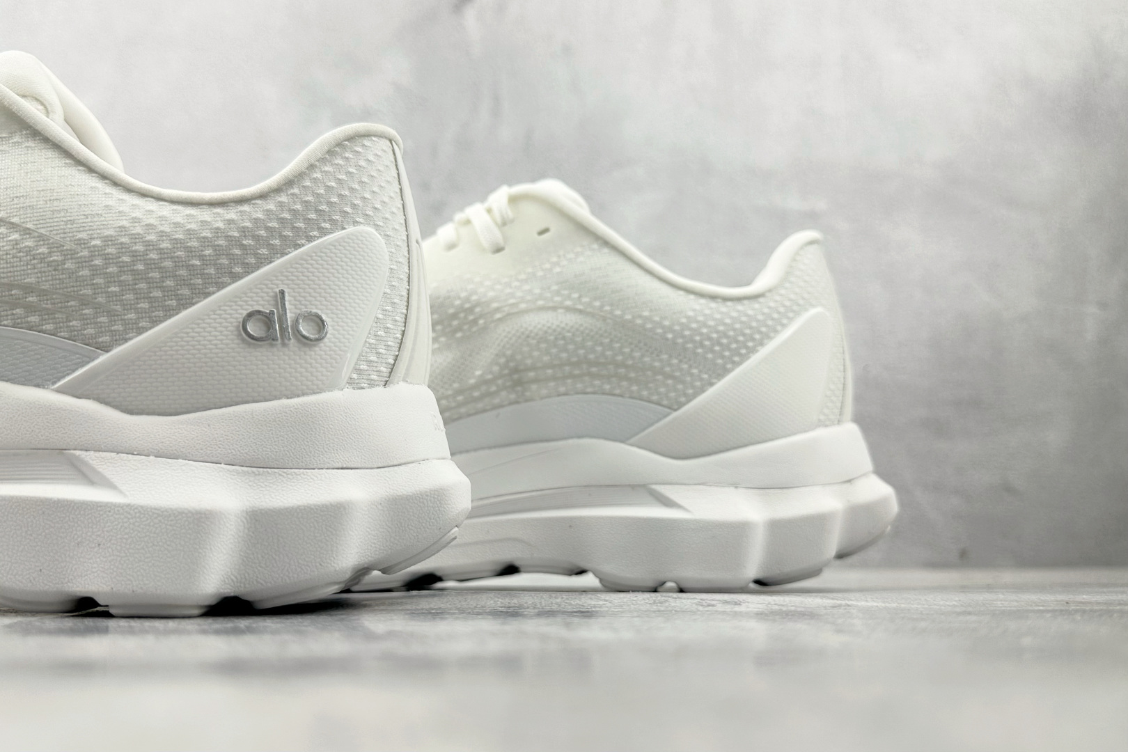 外贸专供 平台高端首选 alo yoga Alo Runner 白色 A0590U-White/White