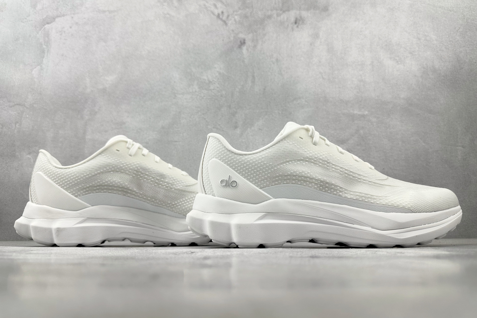 外贸专供 平台高端首选 alo yoga Alo Runner 白色 A0590U-White/White