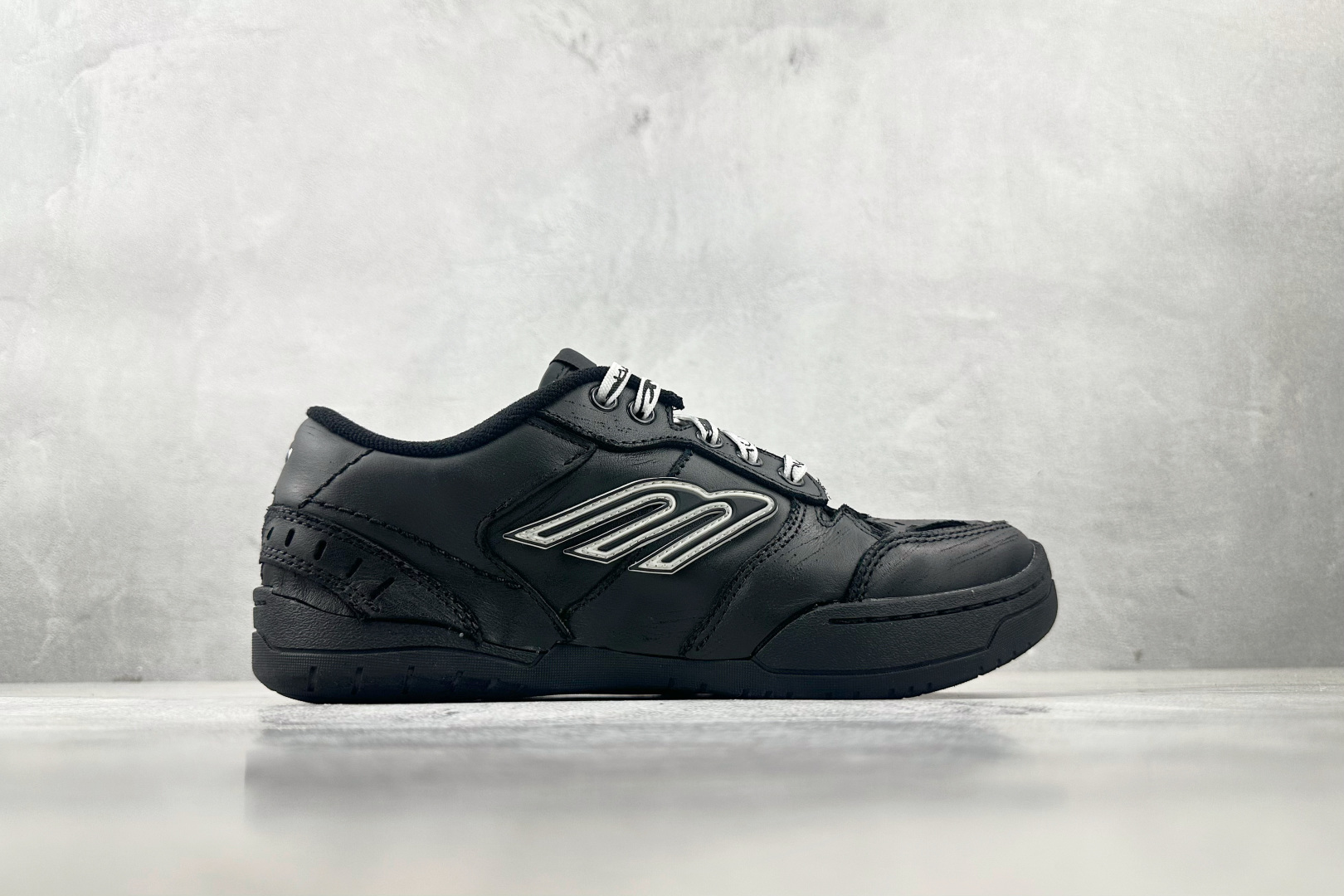 代购版 Balenciaga巴黎世家 Hamptons Worn-Out 黑色 841765WCURB