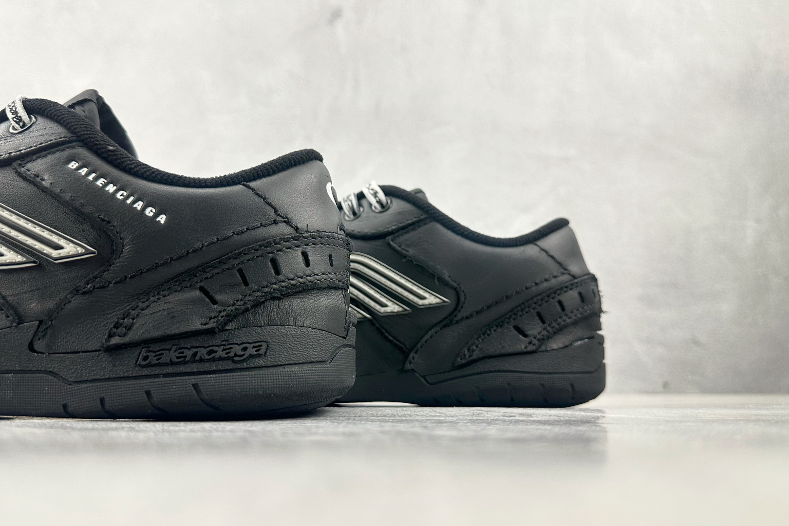 代购版 Balenciaga巴黎世家 Hamptons Worn-Out 黑色 841765WCURB