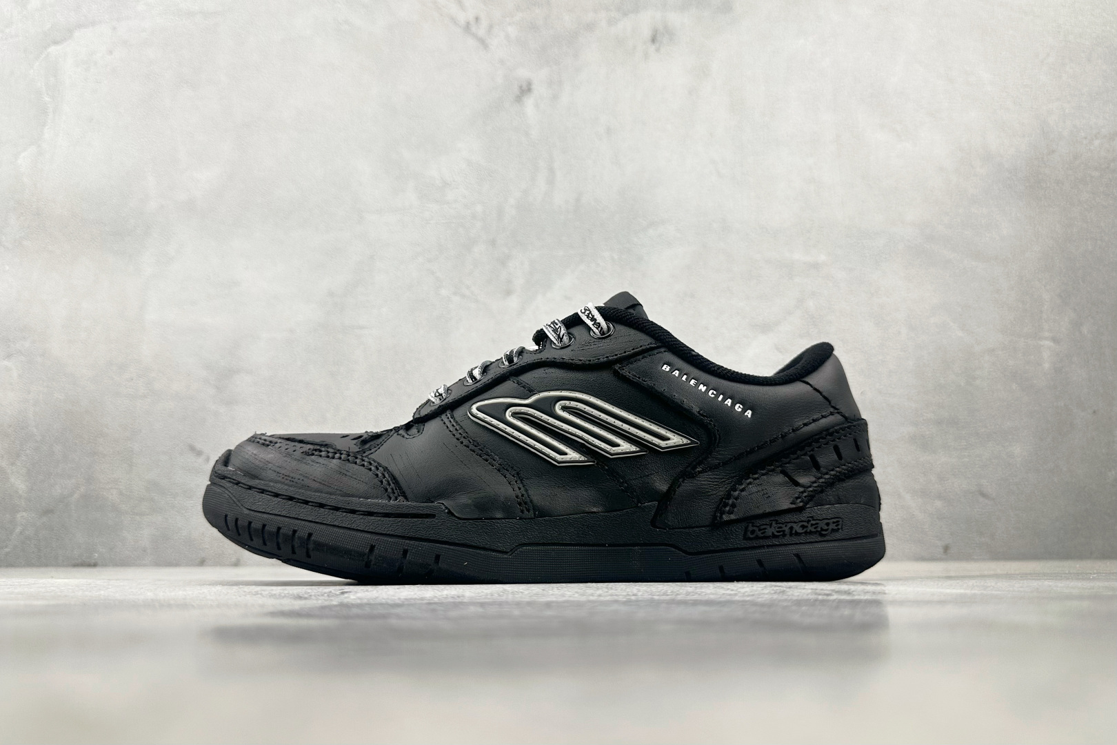 代购版 Balenciaga巴黎世家 Hamptons Worn-Out 黑色 841765WCURB