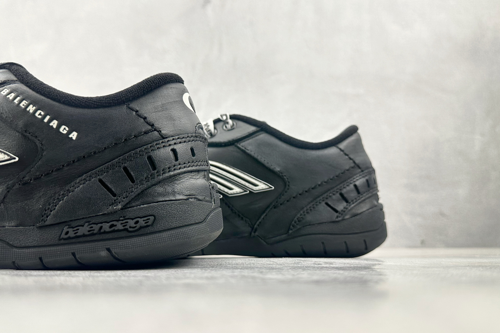 最新外贸批次 Balenciaga巴黎世家 Hamptons Worn-Out 黑色 841765WCURB