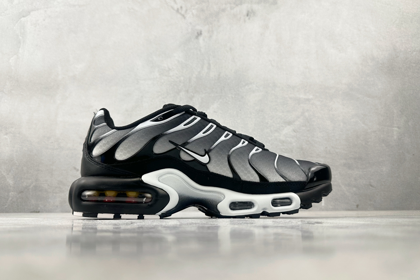 Max 
Nike Air Max Plus 黑灰

货号：DM0032-003
尺码：36 36.5 