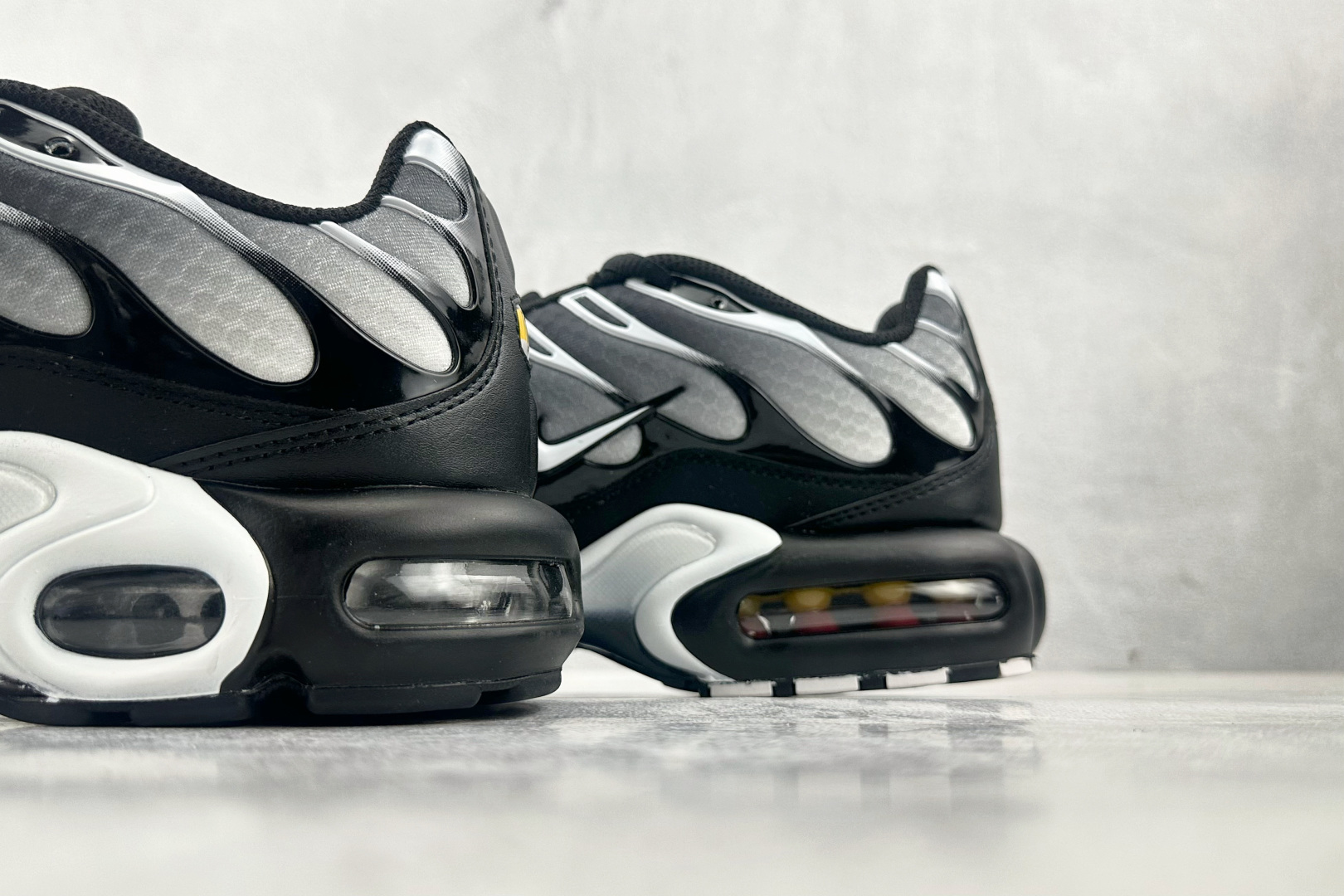 Max 
Nike Air Max Plus 黑灰

货号：DM0032-003
尺码：36 36.5 