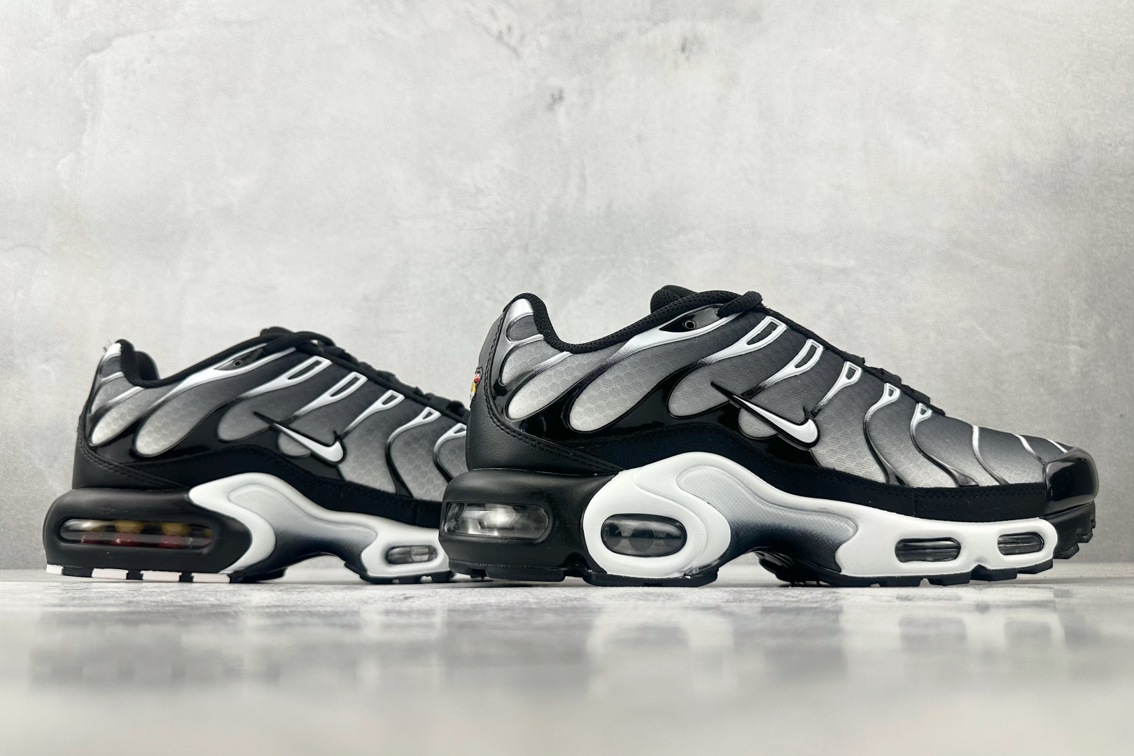 Max 
Nike Air Max Plus 黑灰

货号：DM0032-003
尺码：36 36.5 