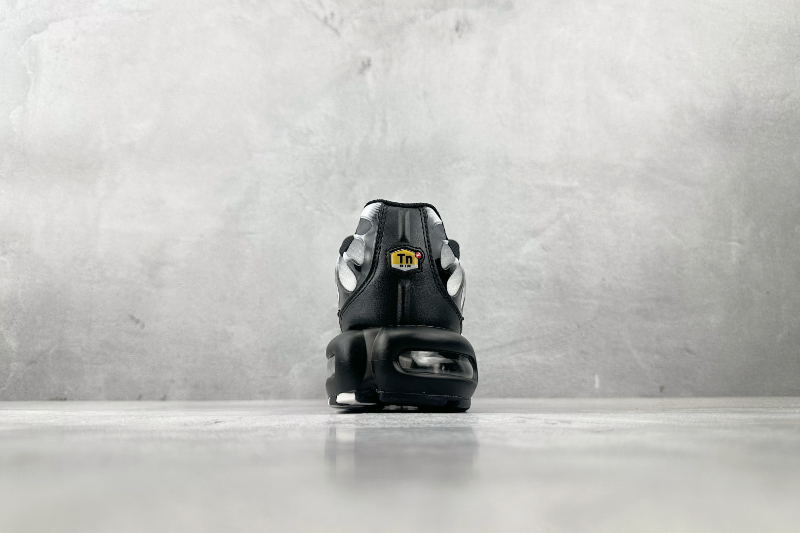 Max 
Nike Air Max Plus 黑灰

货号：DM0032-003
尺码：36 36.5 