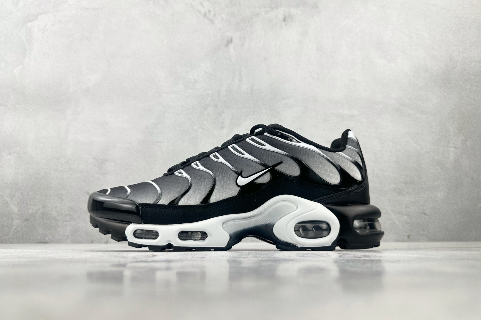 Max 
Nike Air Max Plus 黑灰

货号：DM0032-003
尺码：36 36.5 
