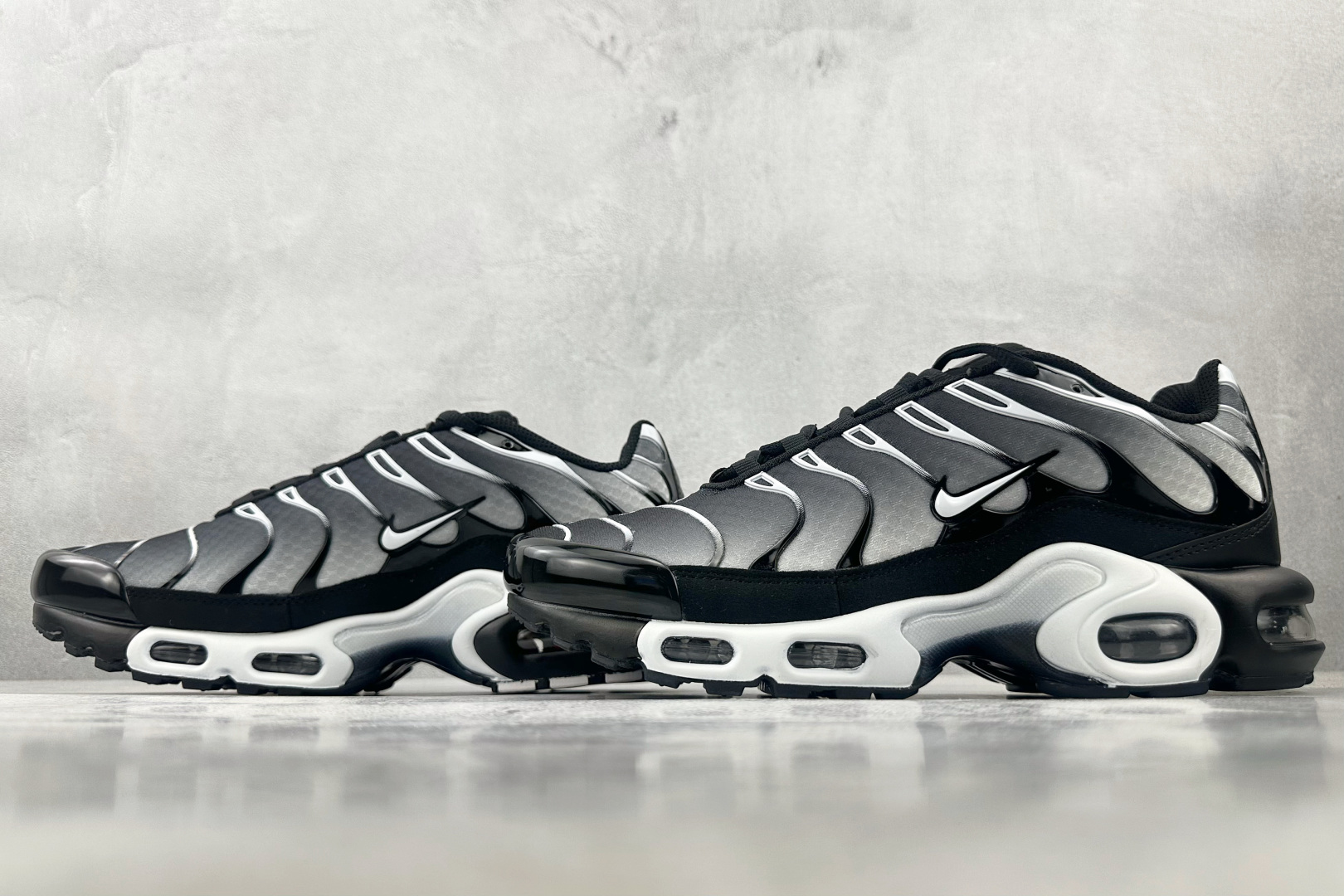 Max 
Nike Air Max Plus 黑灰

货号：DM0032-003
尺码：36 36.5 