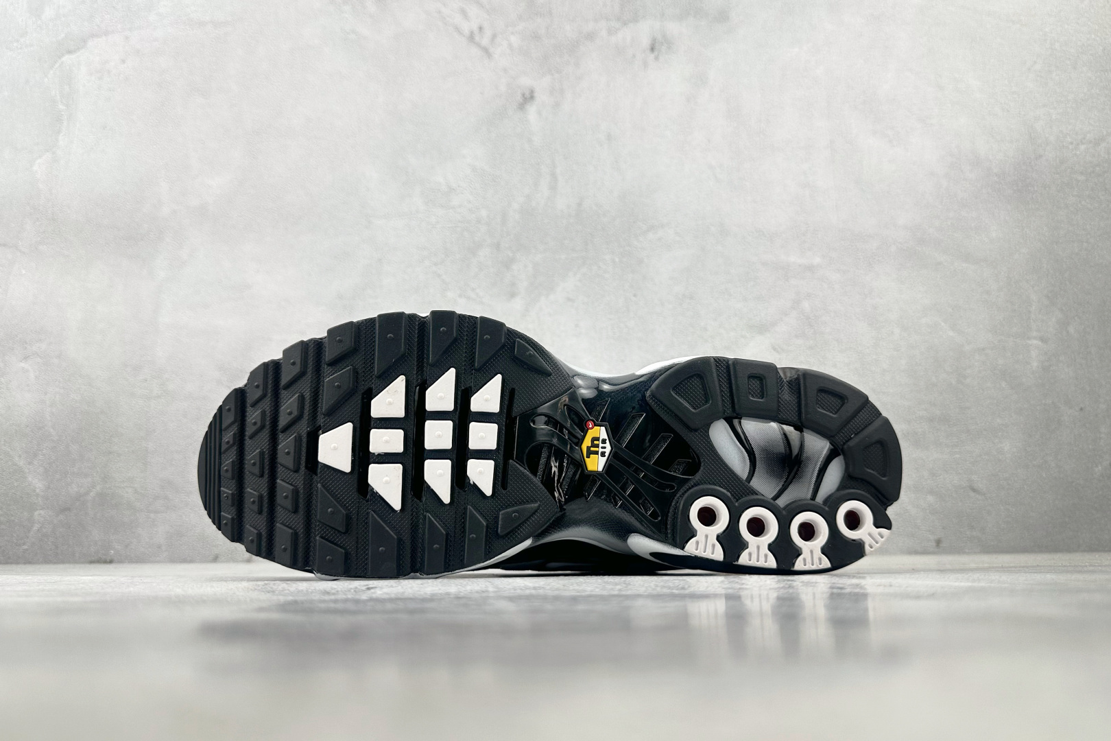 Max 
Nike Air Max Plus 黑灰

货号：DM0032-003
尺码：36 36.5 