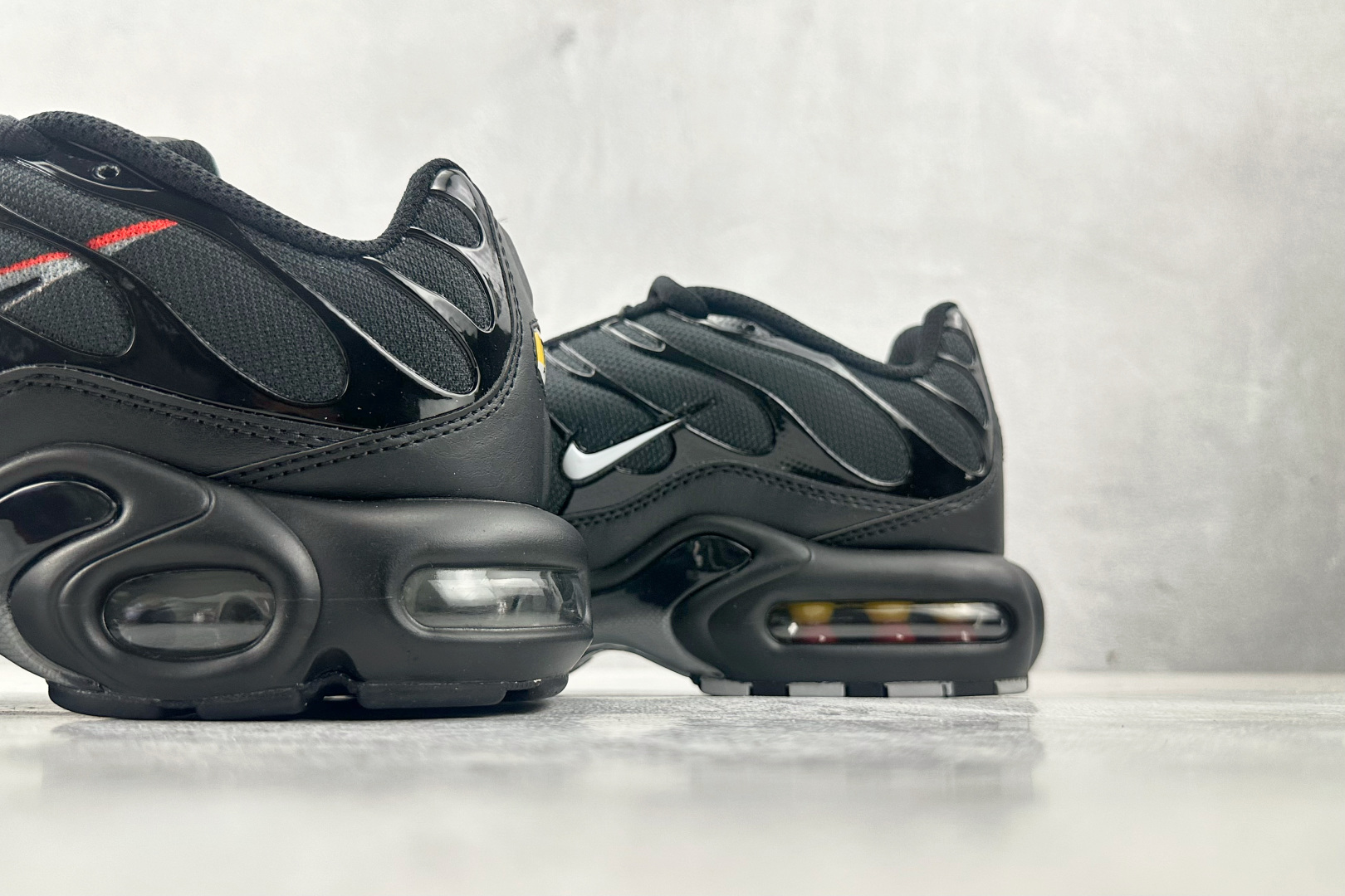 Max 
Nike Air Max Plus 黑

货号：FJ4224-001
尺码：36 36.5 3