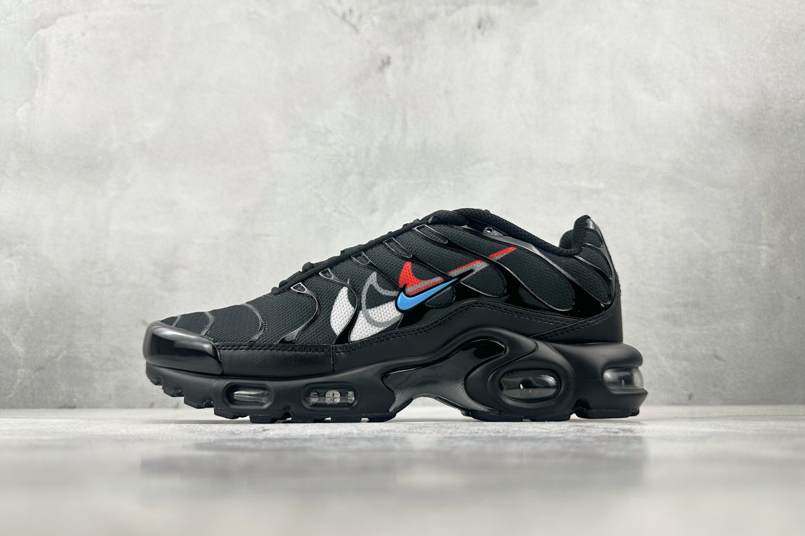 Max 
Nike Air Max Plus 黑

货号：FJ4224-001
尺码：36 36.5 3