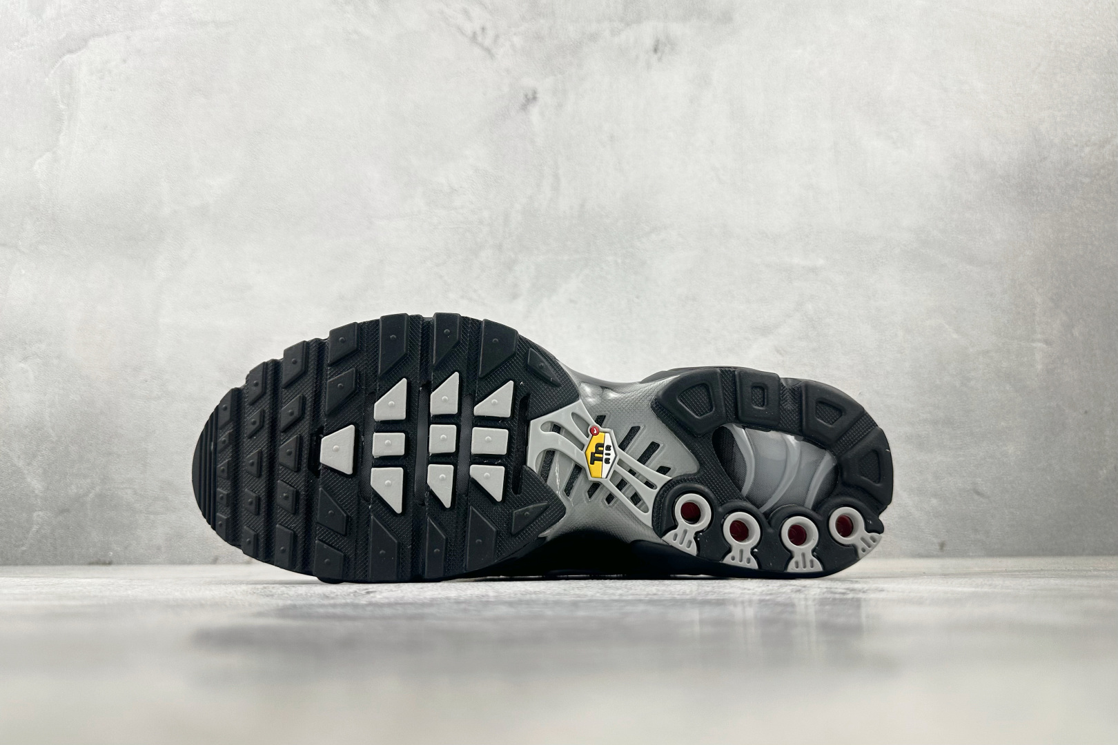 Max 
Nike Air Max Plus 黑

货号：FJ4224-001
尺码：36 36.5 3