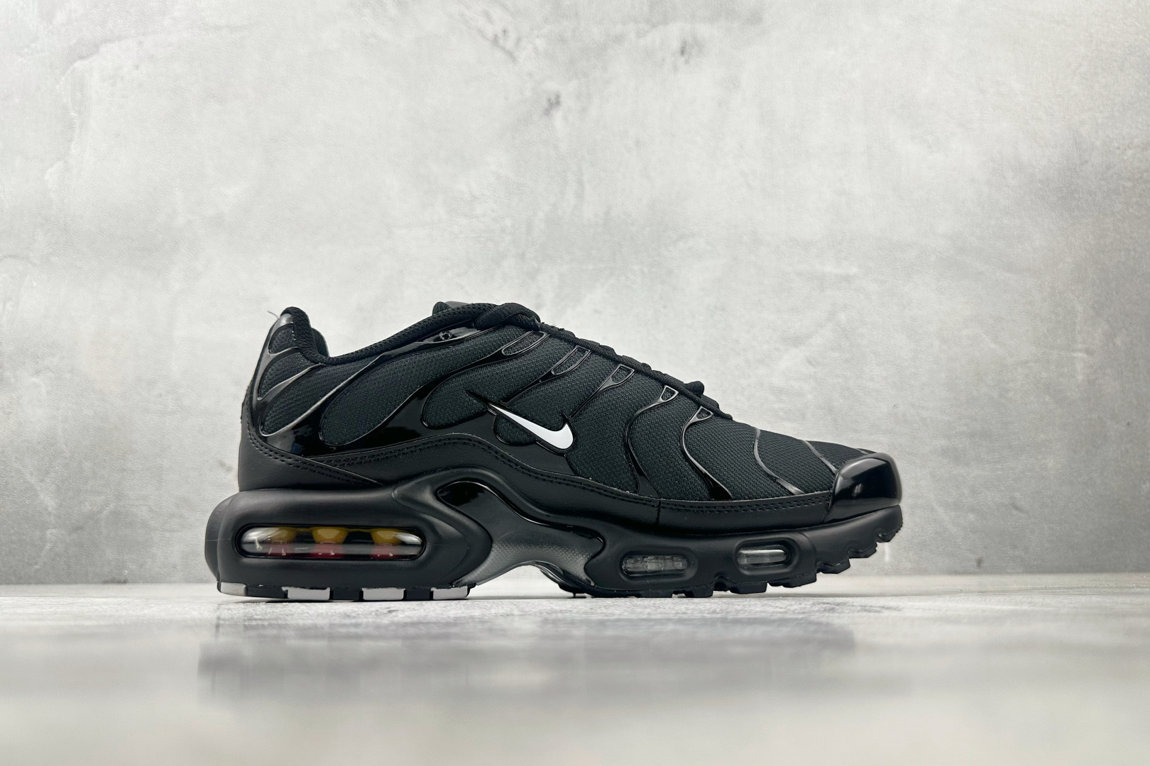 Max 
Nike Air Max Plus 黑

货号：FJ4224-001
尺码：36 36.5 3