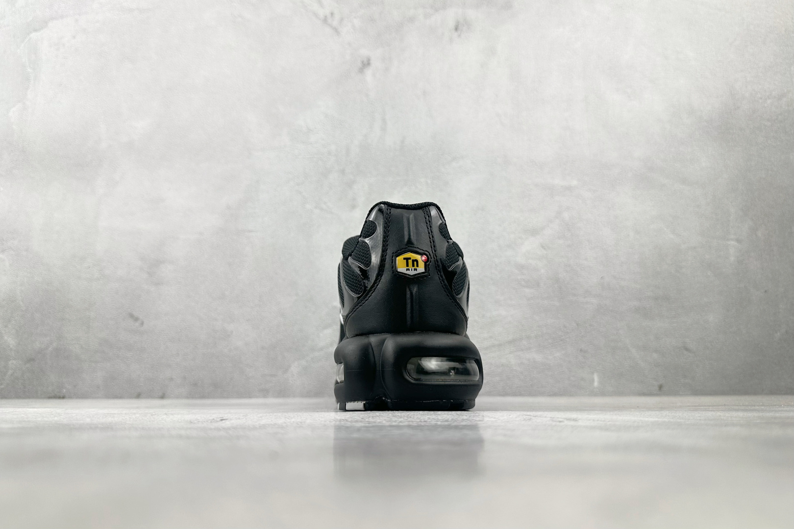 Max 
Nike Air Max Plus 黑

货号：FJ4224-001
尺码：36 36.5 3