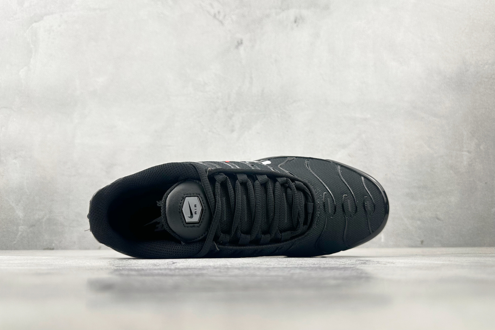 Max 
Nike Air Max Plus 黑

货号：FJ4224-001
尺码：36 36.5 3