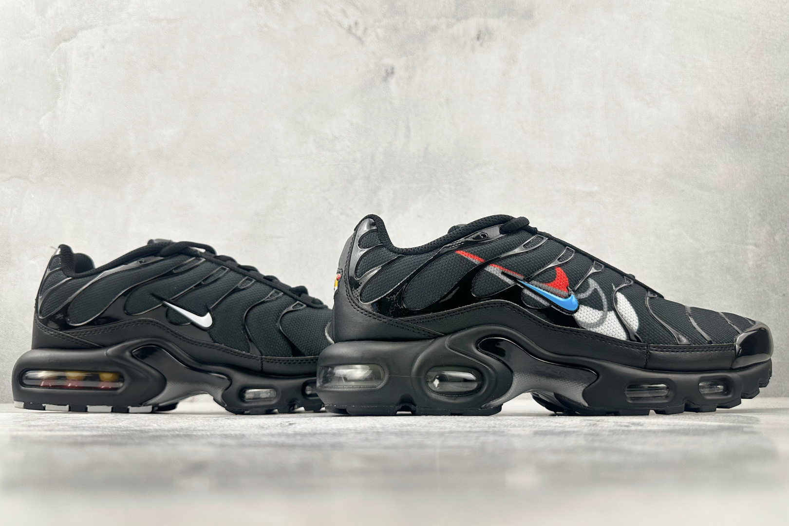 Max 
Nike Air Max Plus 黑

货号：FJ4224-001
尺码：36 36.5 3