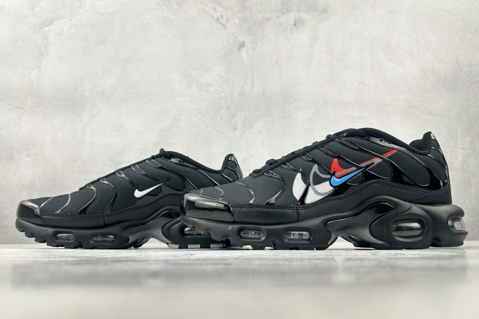 Max 
Nike Air Max Plus 黑

货号：FJ4224-001
尺码：36 36.5 3