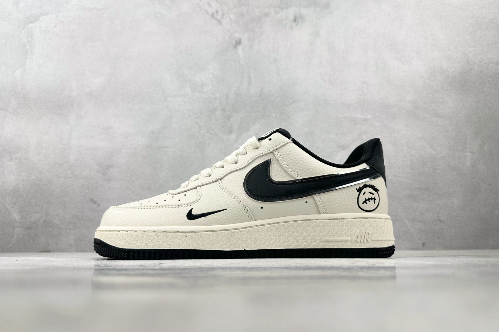 Nike Air Force 1’07 鬼脸 联名 米白黑 DF0188-072