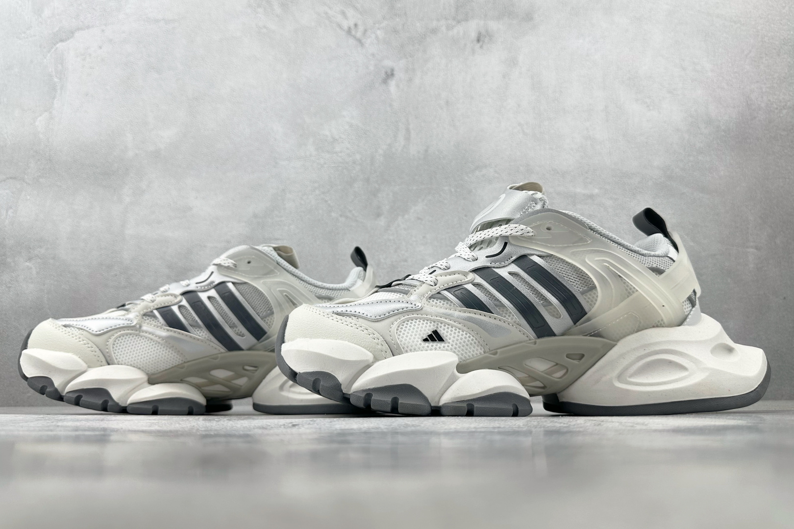 adidXLG RUNNER DELUXE 灰白 JP5761