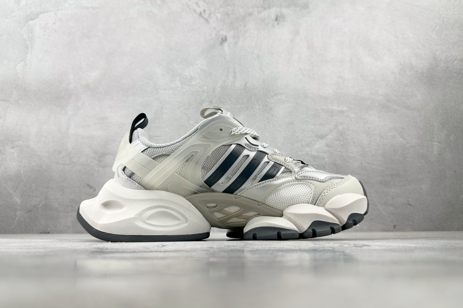 adidXLG RUNNER DELUXE 灰白 JP5761