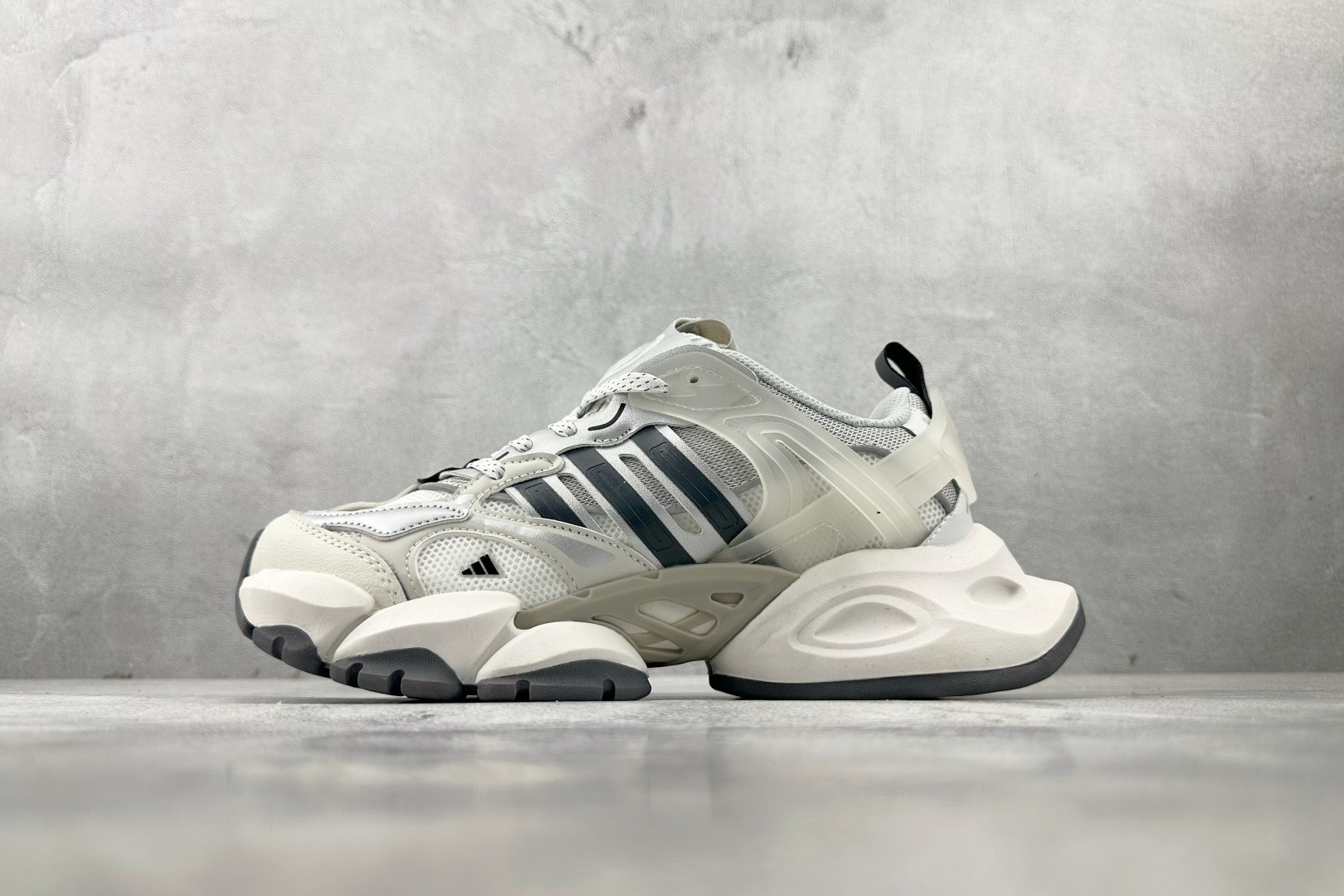 adidXLG RUNNER DELUXE 灰白 JP5761