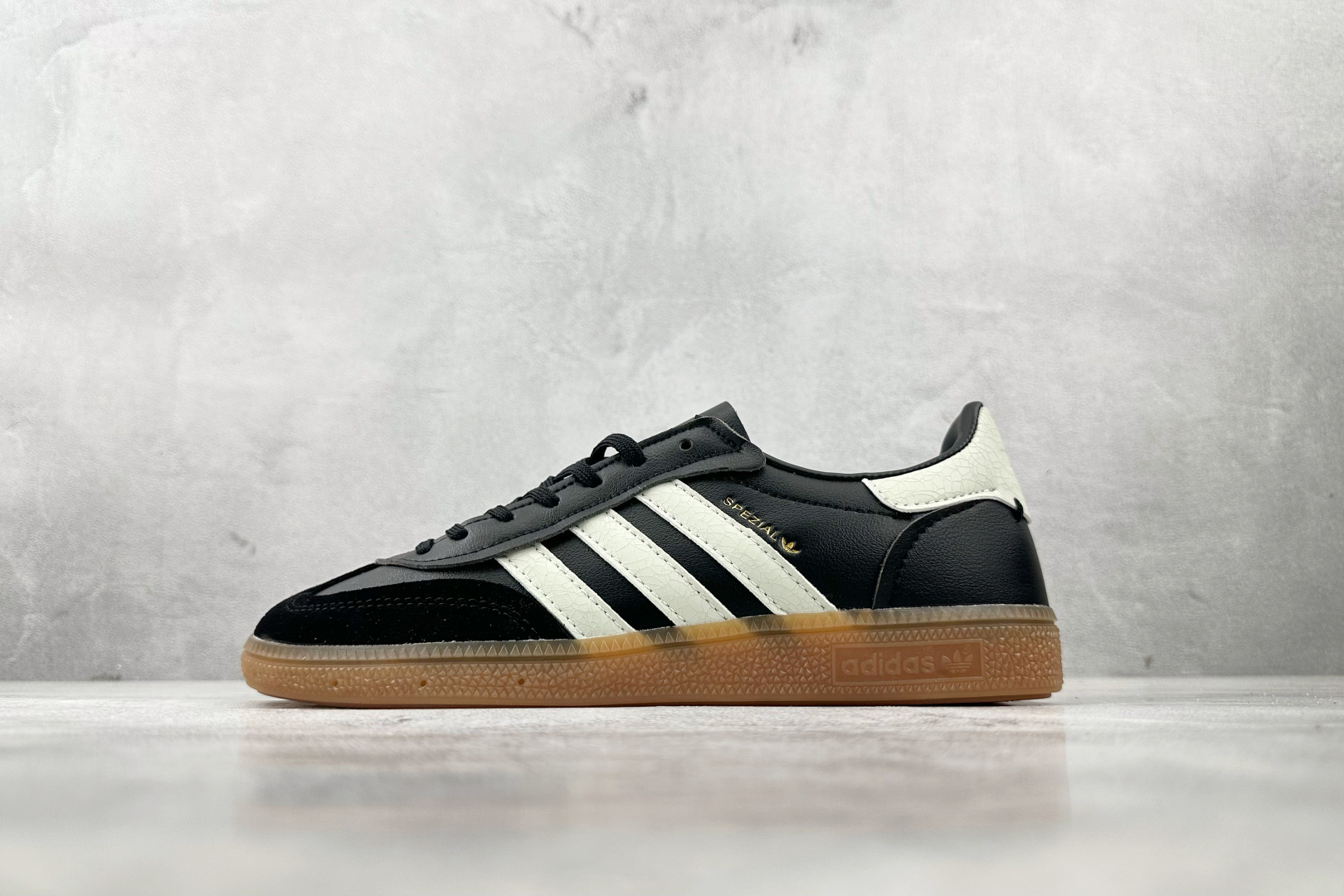 出口订单 INVINCIBLE x adidoriginals HANDBALL SPEZIAL 黑色 JQ6252