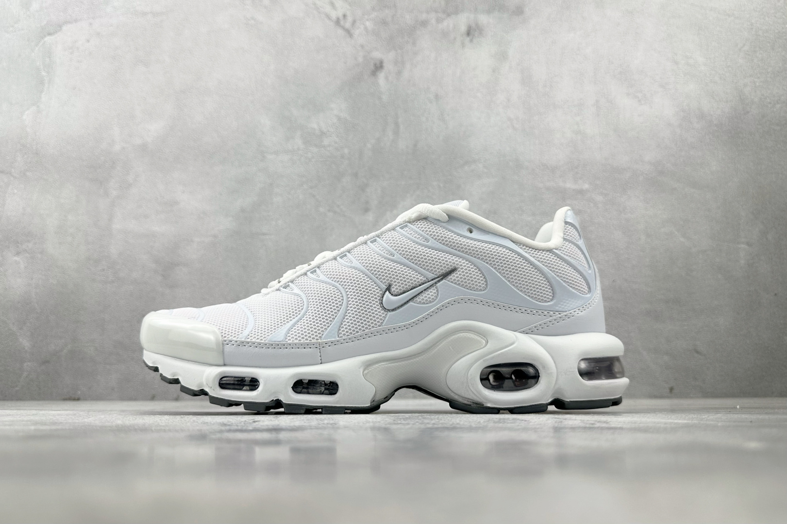 Max 
Nike Air Max Plus白色

货号：-139
尺码：36 36.5 37.5 38