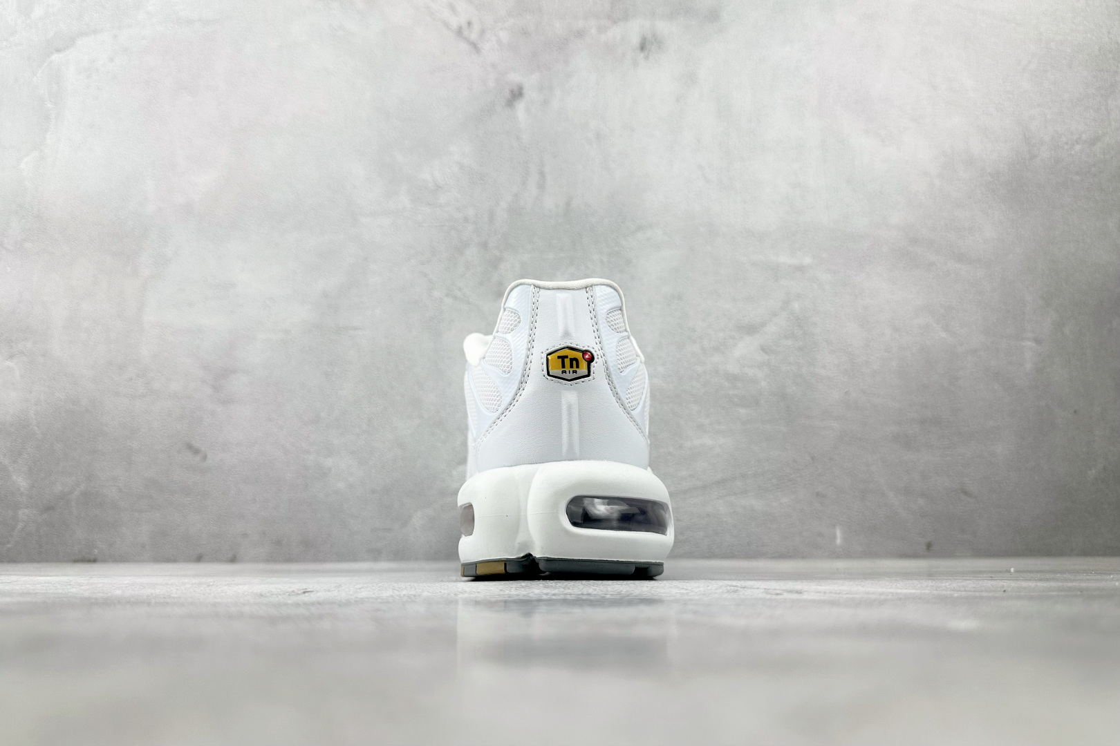 Max 
Nike Air Max Plus白色

货号：-139
尺码：36 36.5 37.5 38