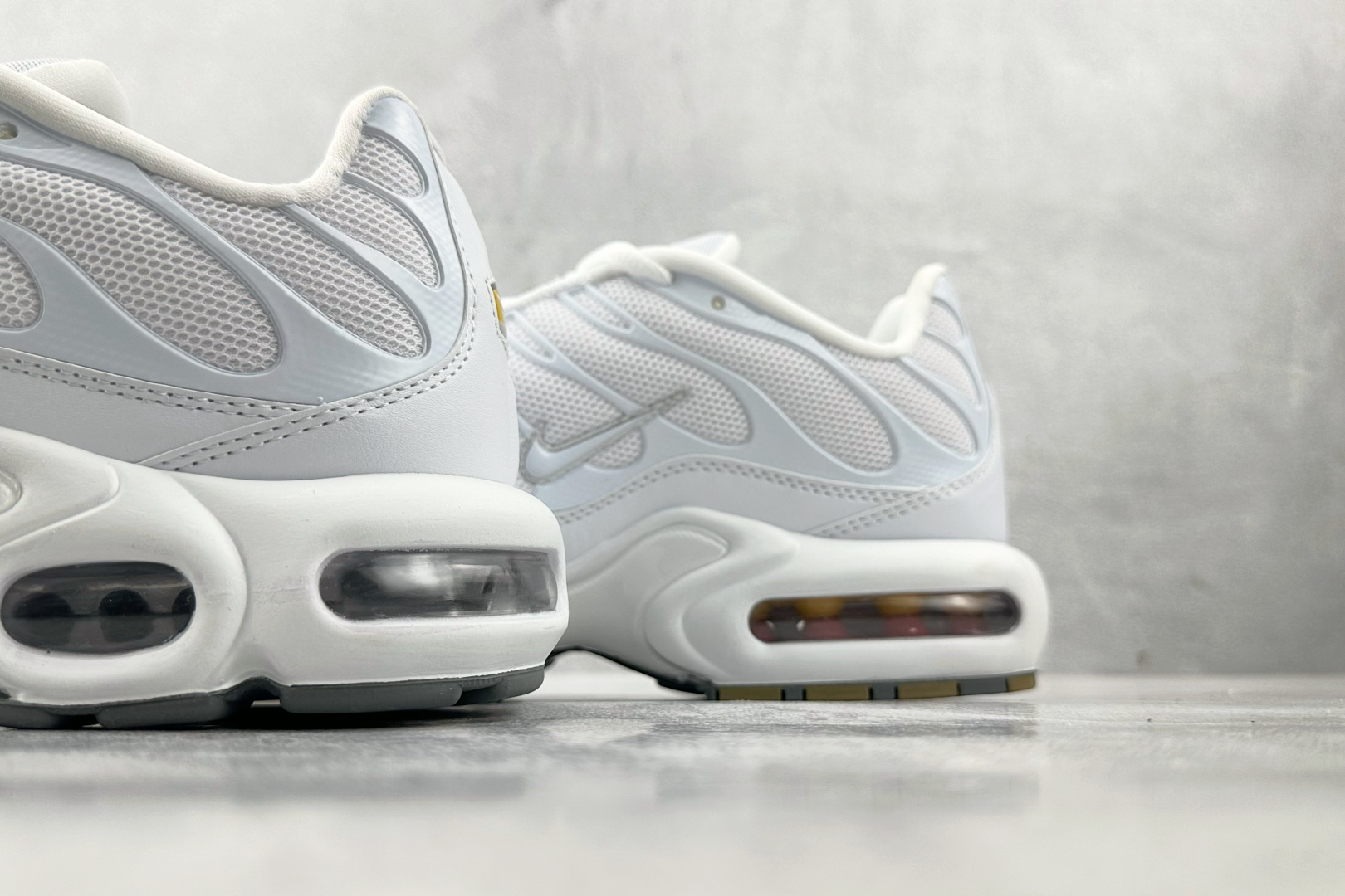 Max 
Nike Air Max Plus白色

货号：-139
尺码：36 36.5 37.5 38