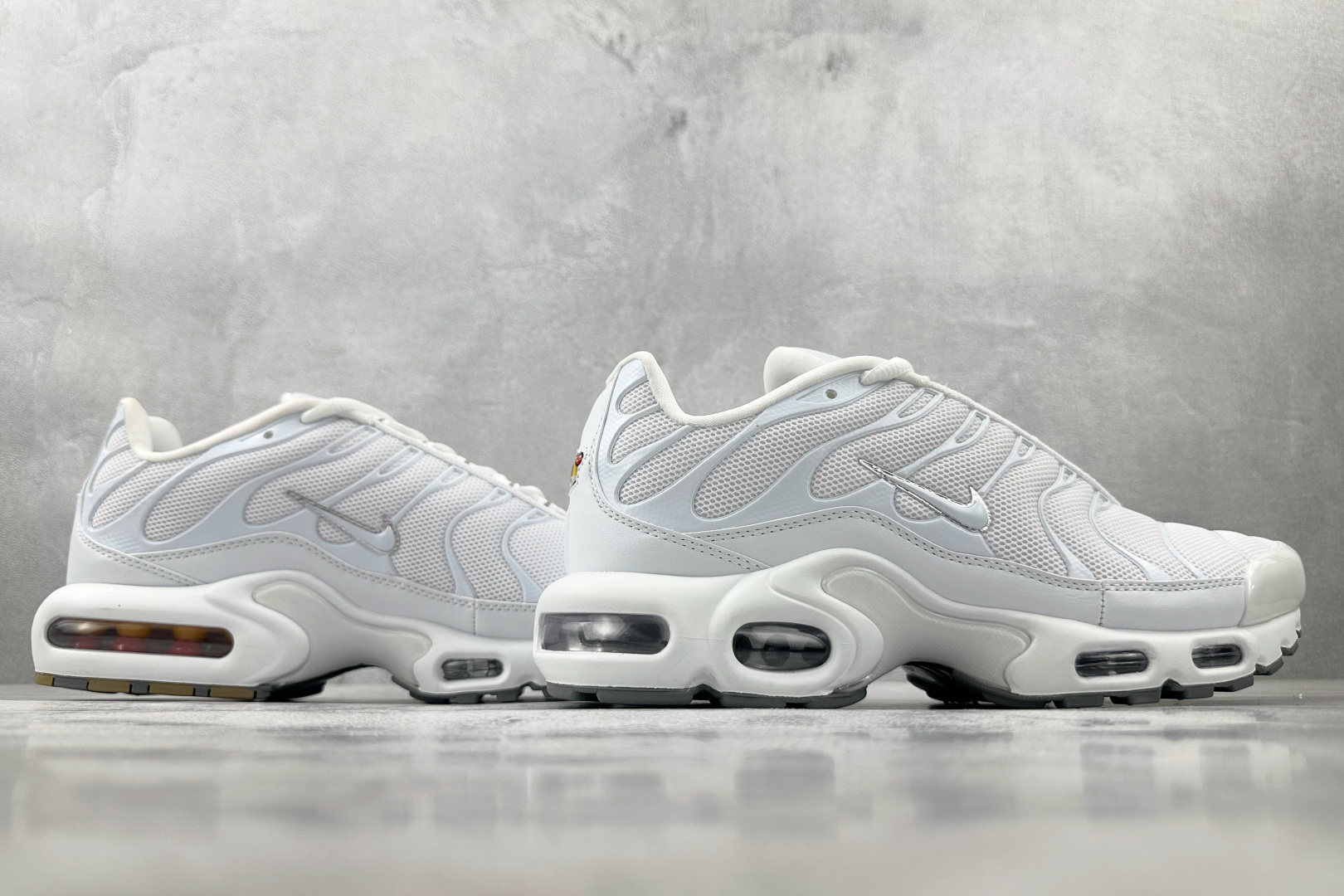 Max 
Nike Air Max Plus白色

货号：-139
尺码：36 36.5 37.5 38