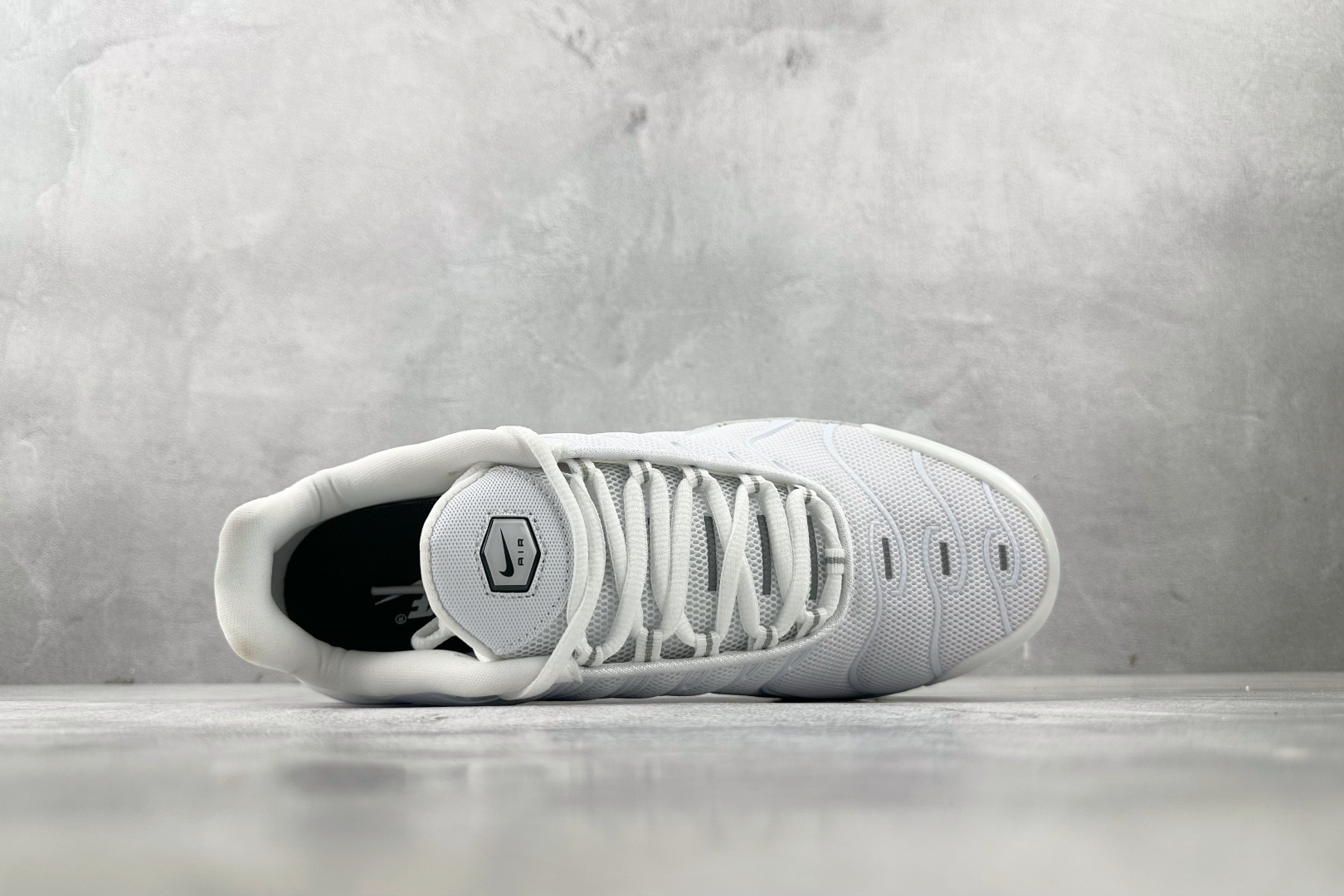 Max 
Nike Air Max Plus白色

货号：-139
尺码：36 36.5 37.5 38