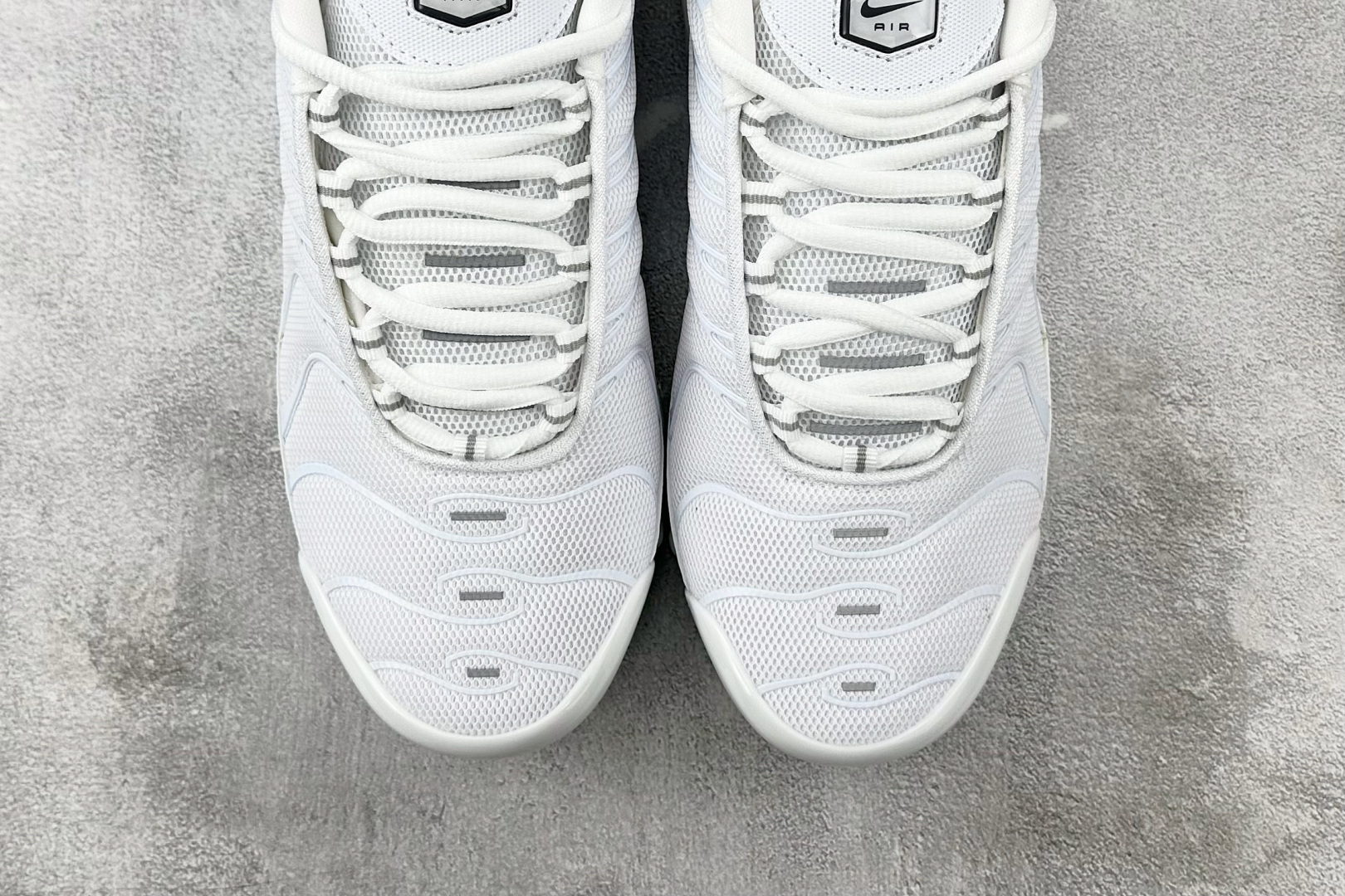 Max 
Nike Air Max Plus白色

货号：-139
尺码：36 36.5 37.5 38
