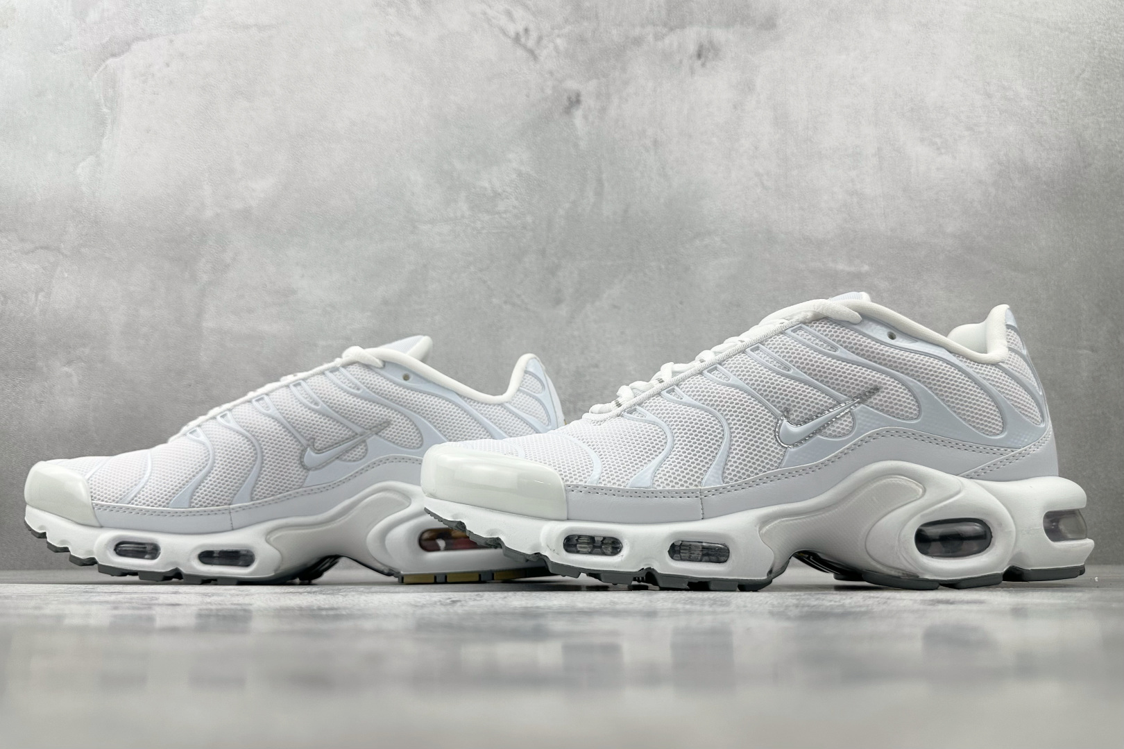 Max 
Nike Air Max Plus白色

货号：-139
尺码：36 36.5 37.5 38