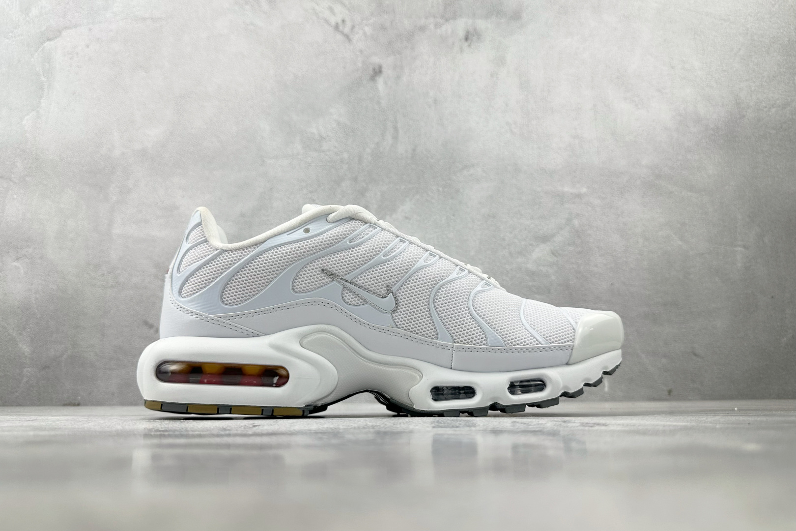 Max 
Nike Air Max Plus白色

货号：-139
尺码：36 36.5 37.5 38